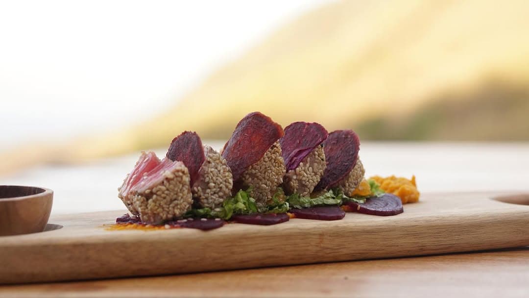 una tataki with sweet potatoe crisps