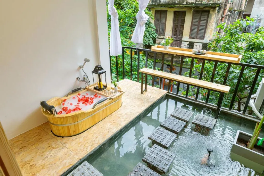 The unique outdoor Japanese-style bathtub of these tubs