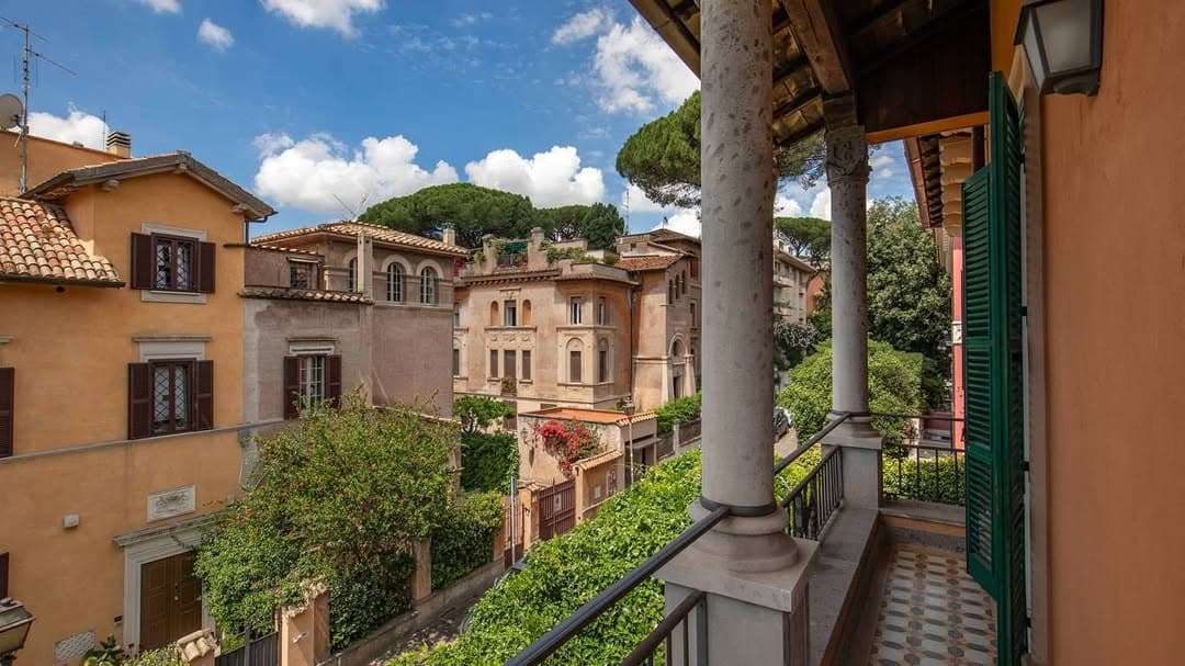 Surrounded by old villas in upmarket Aventino, view from balcony stay