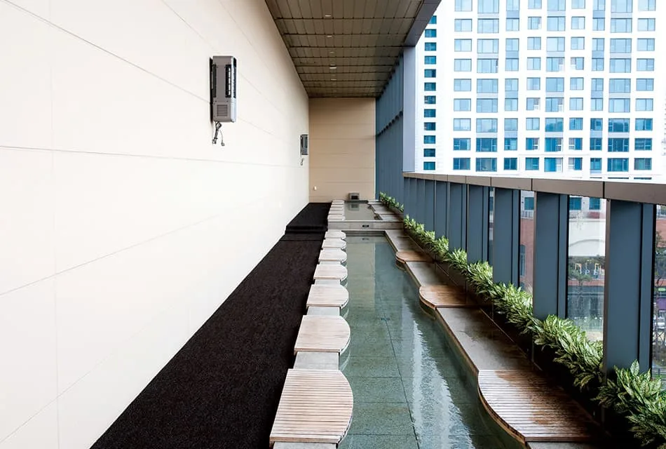 Outside balcony with spa features