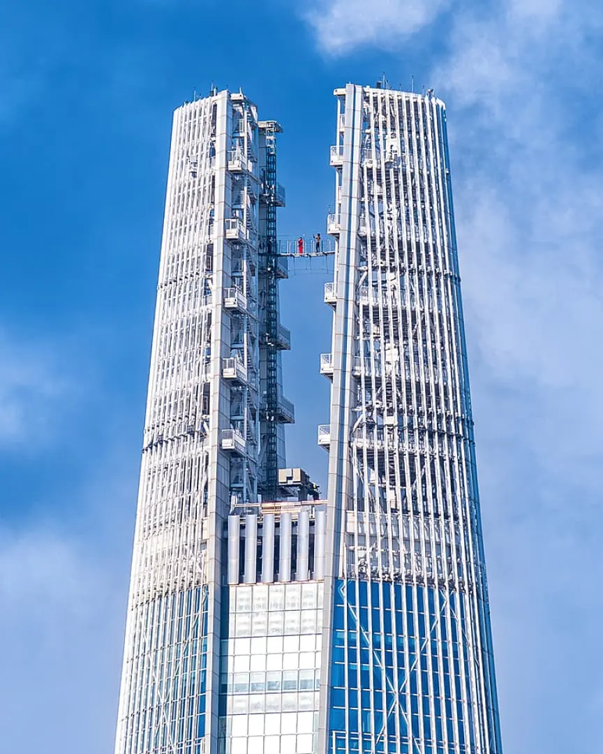 The Lotte World Tower with a bridge in the middle connecting the two