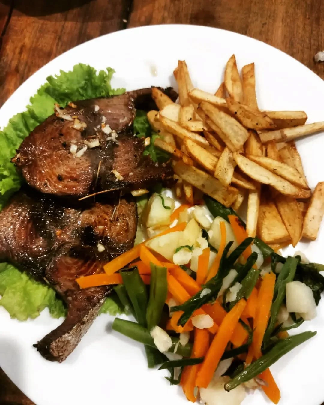 Fresh tune steaks with vegetables and chips