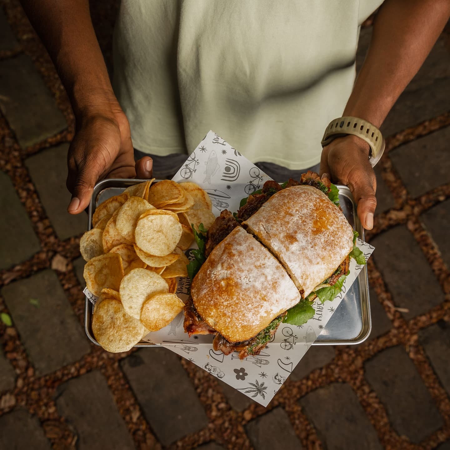 Brisket sandwich with homemade crisps