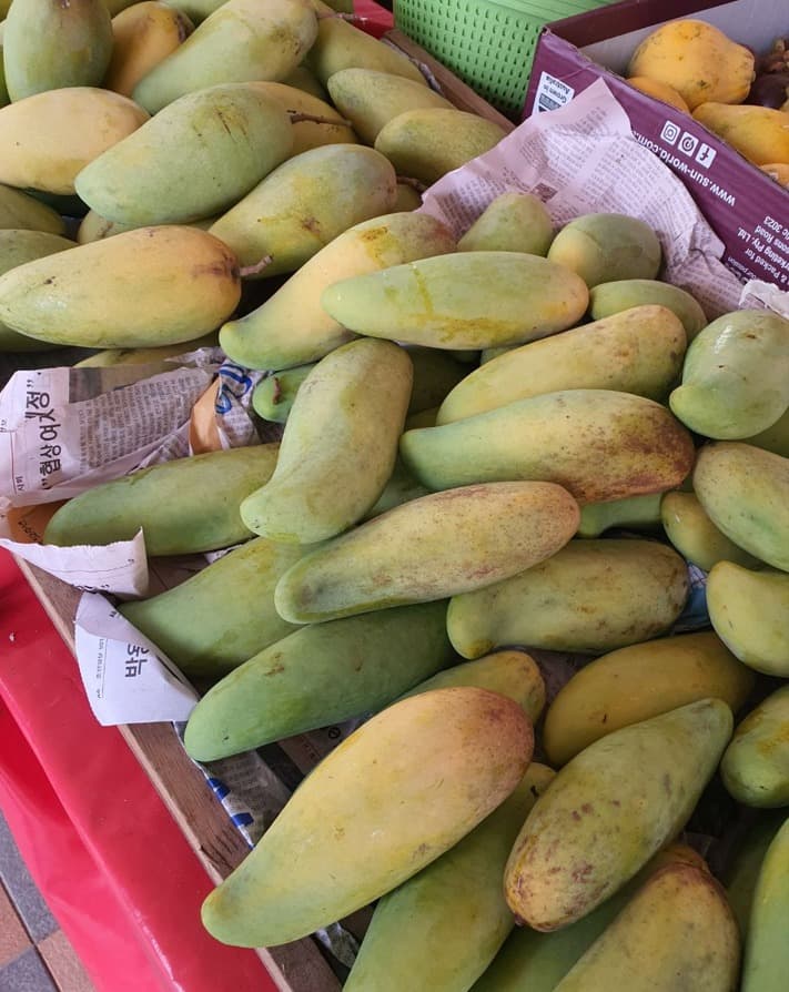 Fresh mangoes