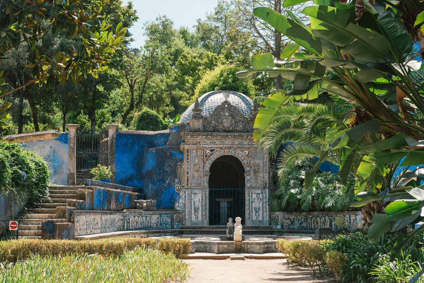 The garden with its azulejos tiles