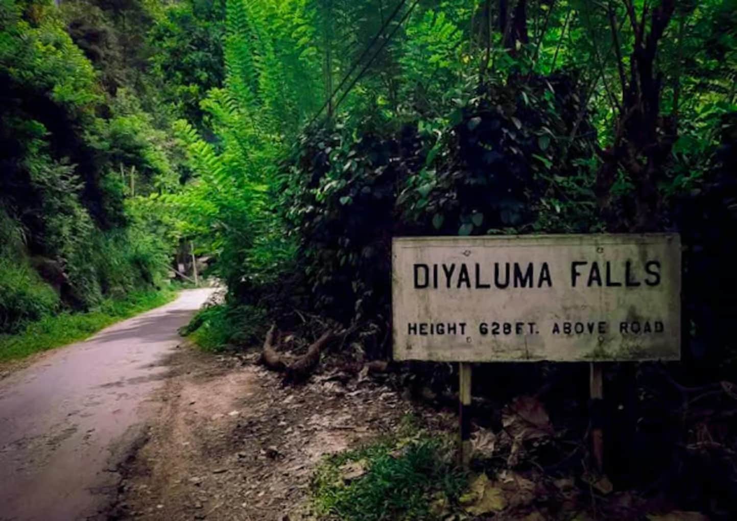 Sign to Diyaluma falls