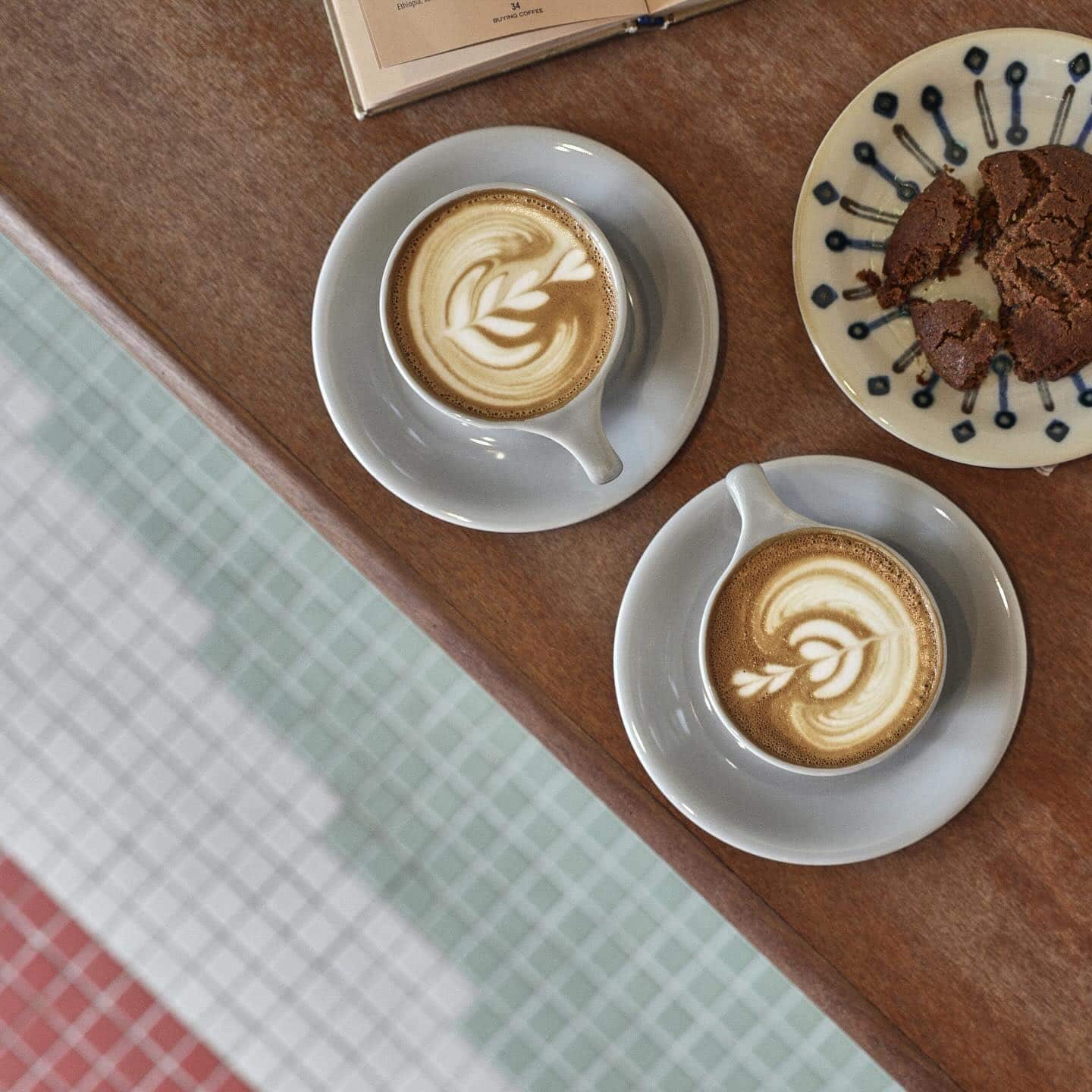 Classic cappuccinos and cookie
